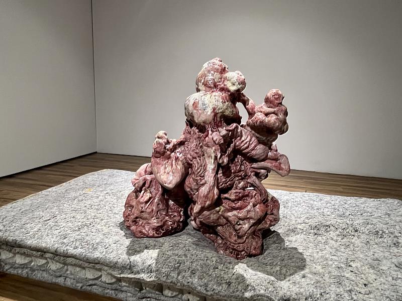 藝術家施加大量鮮豔的紅色、肉質般的粉色、深沉的血色所集合的多種釉藥，鉅細靡遺的觸及肉身存在最原始的搏動