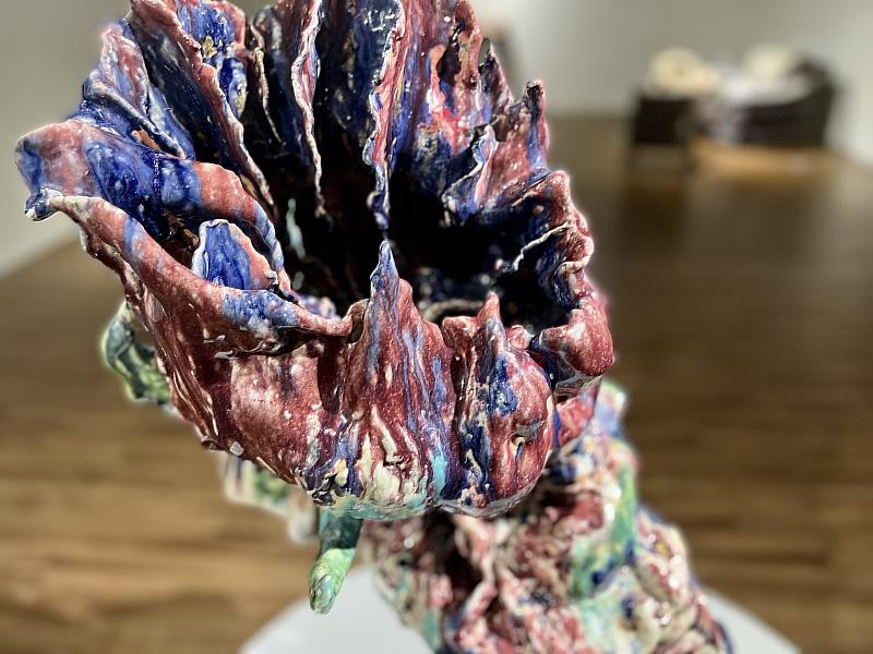 藝術家將花朵植物的花瓣、根莖、葉片都加厚膨脹，猶如肉體般，富有量感並擁有重量