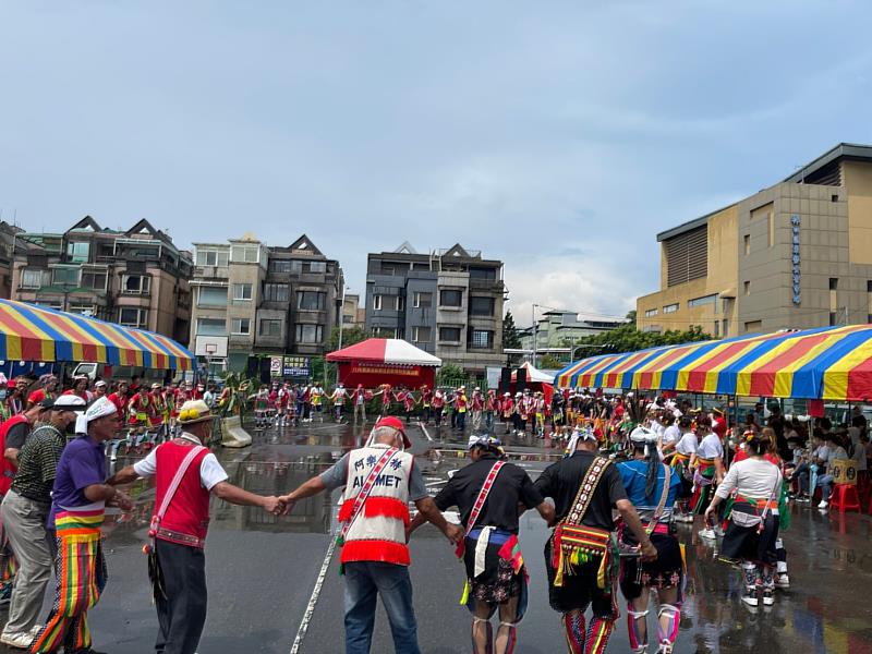 ▲新北族人返鄉參加歲時祭儀日起一個月內可申請交通費補助。(圖為111年8月28日都會原住民辦理歲時祭儀活動，圖/新北市政府原民局提供)