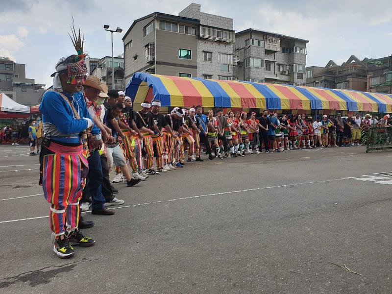 ▲阿美族人於豐年祭活動中齊聚圍圈歌舞。(圖/新北市政府原民局提供)