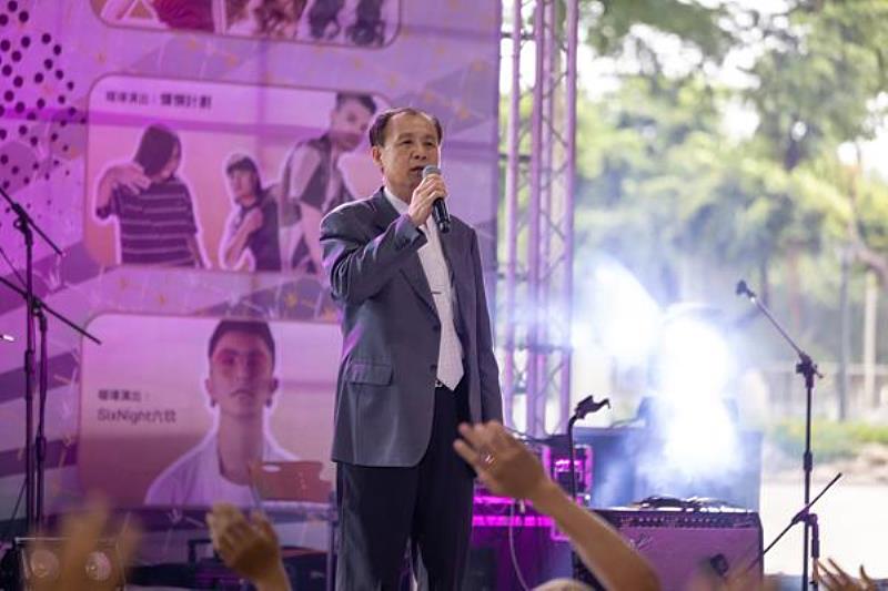 南臺科技大學校長盧燈茂於2022迎新演唱會中表演之情形。