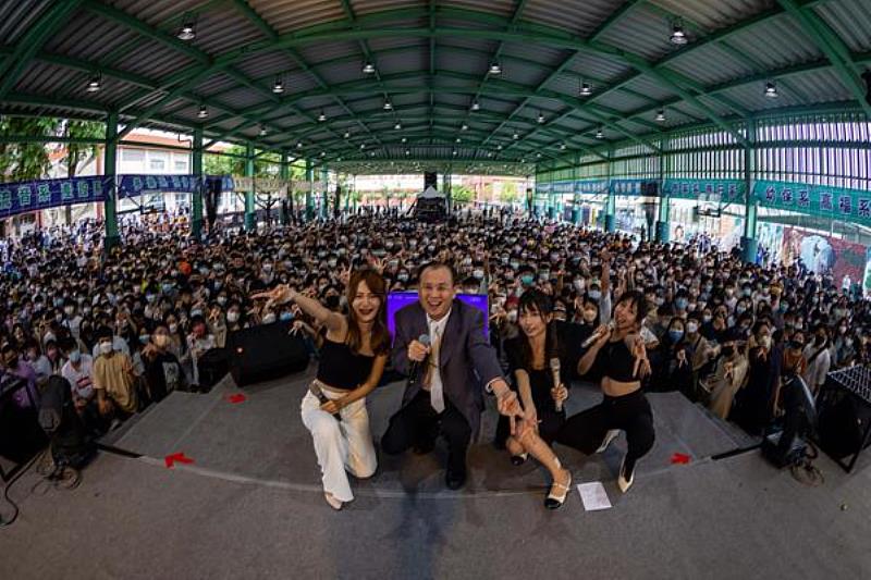 南臺科技大學「2022新生領航營」校長盧燈茂於現場與學生們同樂。
