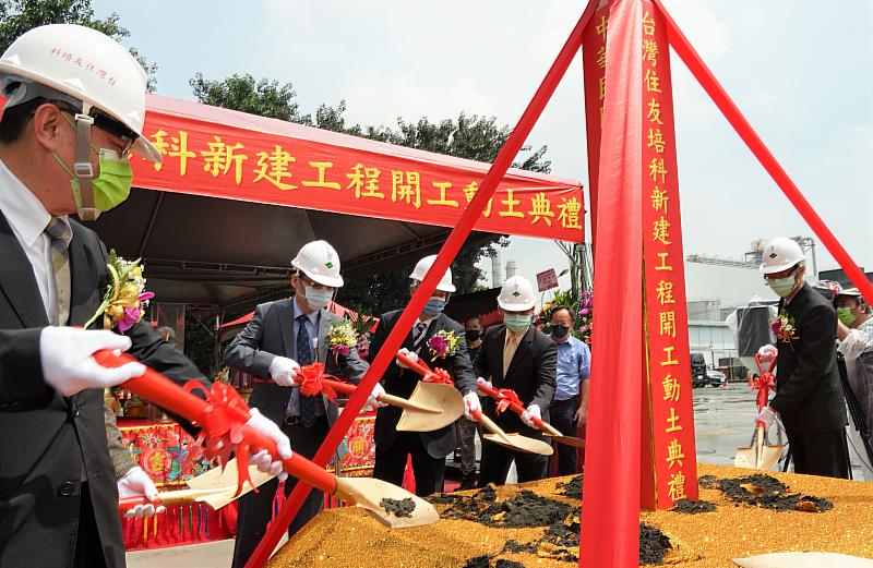 台灣住友培科今（5）在大發工業區舉行新建工程動土典禮，住友培科總經理楢村光昭、高雄市副秘書長王啟川、經發局副局長王宏榮及多位業界貴賓共同為新廠起鏟動土