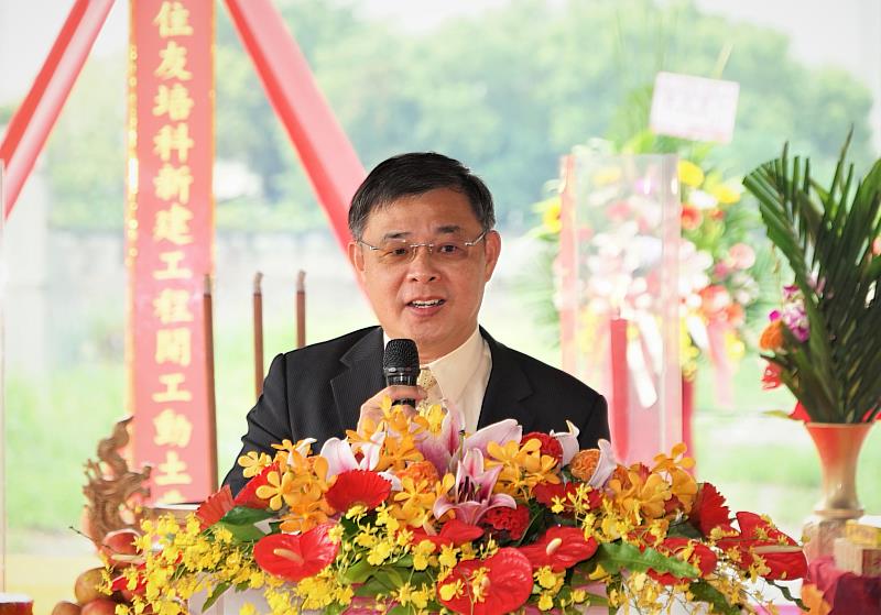 高雄市副秘書長王啟川感謝台灣住友培科在高雄深耕24年，在高雄石化產業轉型為半導體材料扮演關鍵角色