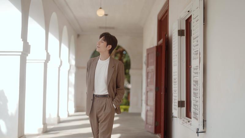 淡水古蹟博物館《淡古聊撩色》邀請知名歌手潘裕文參與演出，帶領民眾在古蹟來回穿梭，尋找古蹟的顏色，9月底前欣賞影片還能抽大獎。