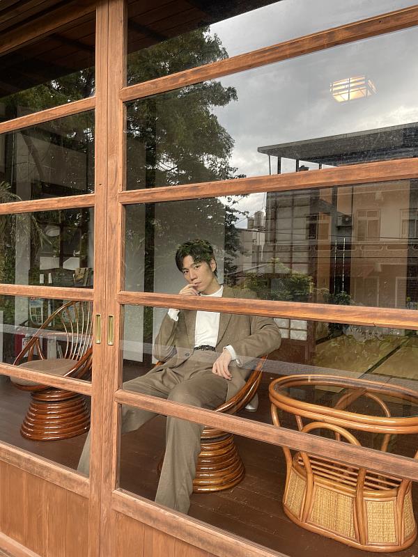 淡水古蹟博物館《淡古聊撩色》邀請知名歌手潘裕文參與演出，帶領民眾在古蹟來回穿梭，尋找古蹟的顏色，9月底前欣賞影片還能抽大獎。