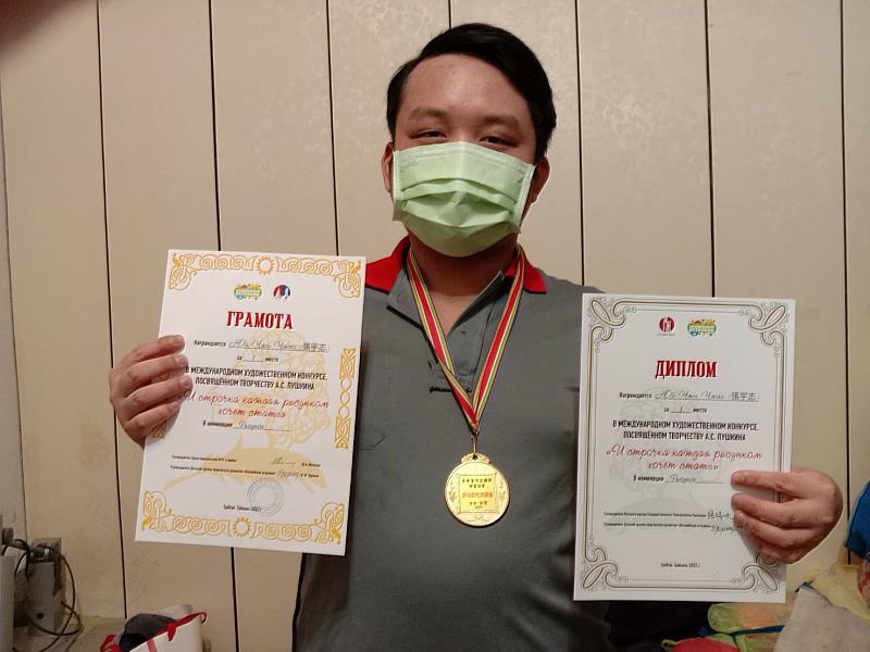 家境不甚寬裕的華梵大學美術系學生張宇志，靠著學校提供的新生全額獎學金專心創作，贏得普希金作品國際繪畫競賽成人組第一名。