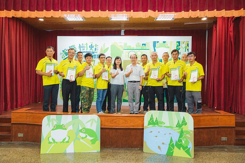 嘉義縣大林鎮上林社區12位農友共19處田區通過審查取得「諸羅樹蛙友善棲地管理標章」
