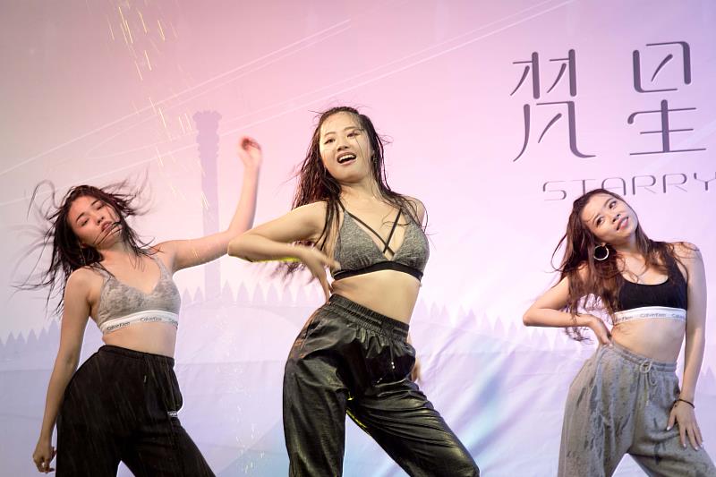 華梵大學畢業學姐帶來一連串魅力四射的熱舞表演。