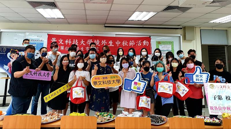 景文科大今天在學校教室舉辦中秋佳節境外生IG版打卡與領取中秋節小禮活動。