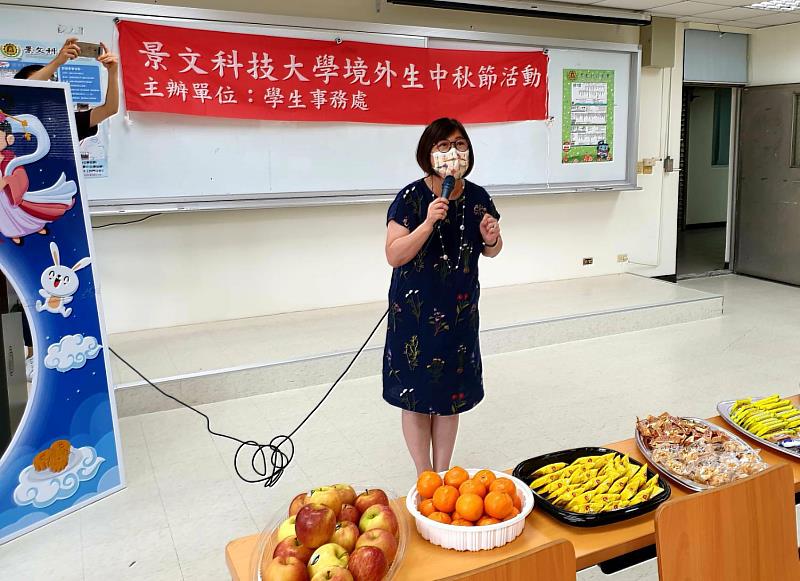 景文科大校長于第參與學校舉辦中秋佳節活動，為境外生致詞勉勵。