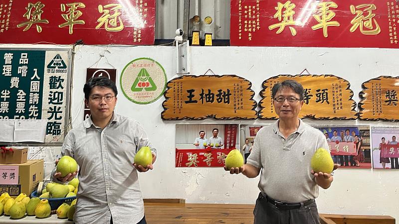 八里三代「紅秋果園」父親張讚群(右)與兒子張智凱(左)奪雙冠