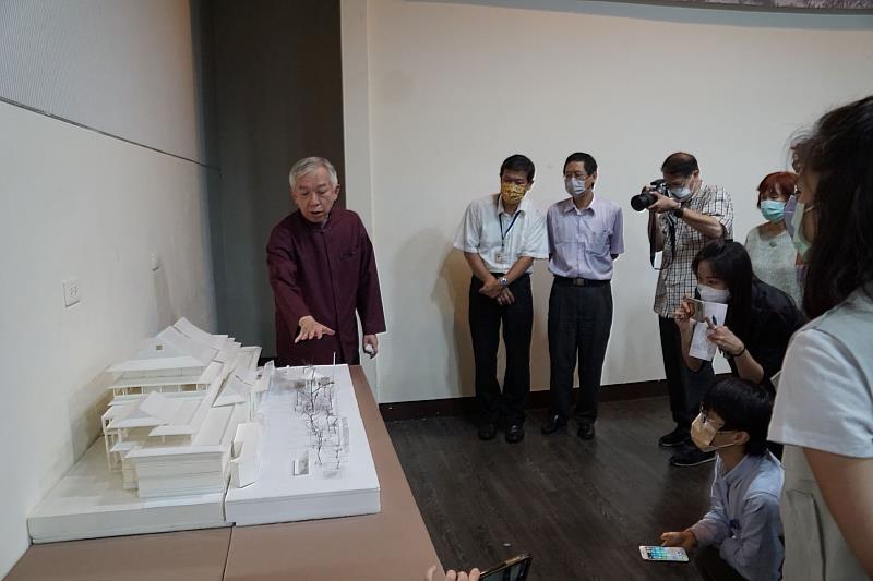 梁永斐館長透過現場的史博館模型，說明未來館舍整建後的樓層配置。
