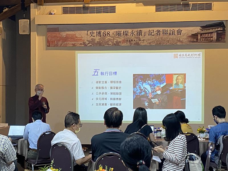 梁永斐館長與媒體記者交流溝通，闡揚「史博68，璀璨永續」的核心價值。