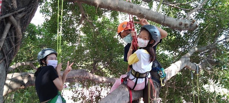 「上杉夏海」吳柏霖教練團隊教導本然教育「攀樹課程」，讓學員體驗攀樹