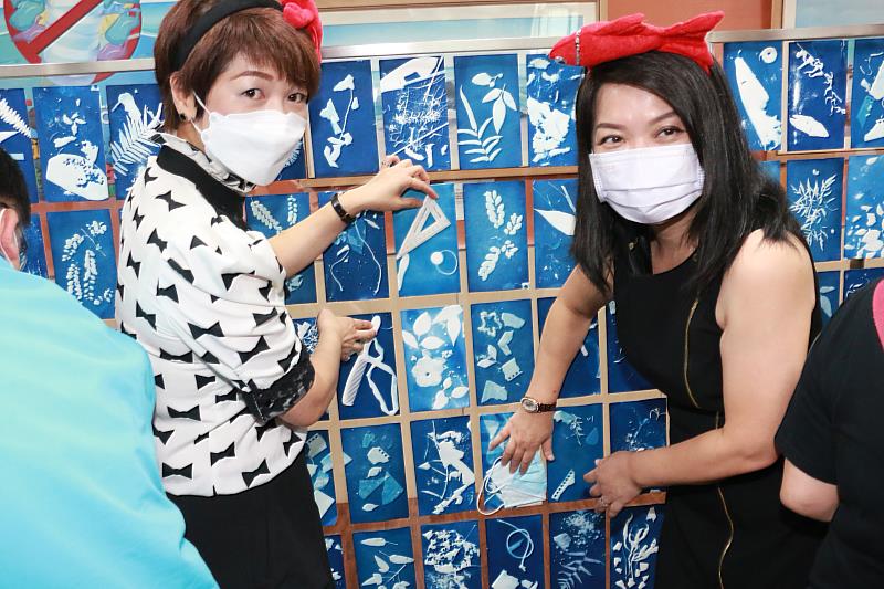 新北市文化基金會執行長兼新北市文化局局長龔雅雯(左)與廣達文教基金會徐繪珈執行長(右)一同合影