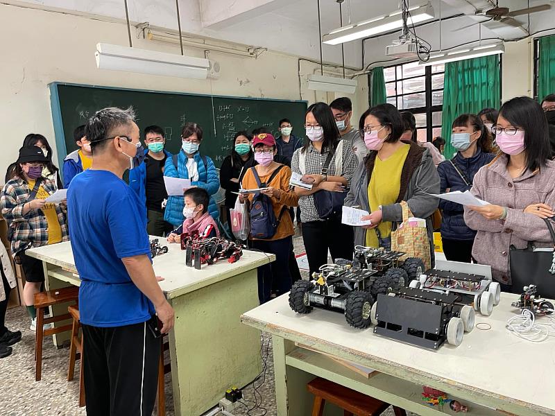 興國高中每年舉辦入學說明會及校園參觀日活動，皆吸引許多家長到校參與。圖為何錫霖老師介紹機器人課程。