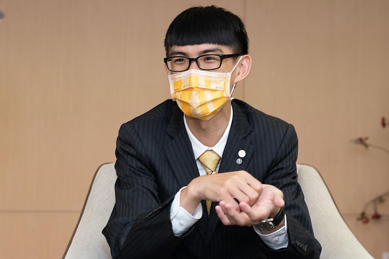 永慶房屋經紀人洪緯玄表示，雖然房市降溫，但是永慶的誠實品牌深獲民眾信賴，反而讓他業績較去年成長1.6倍！