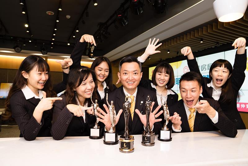 永慶房屋提供員工完整的人資制度和薪獎福利，讓永慶房屋獲得2022亞洲最佳企業雇主獎，成功締造五連霸！