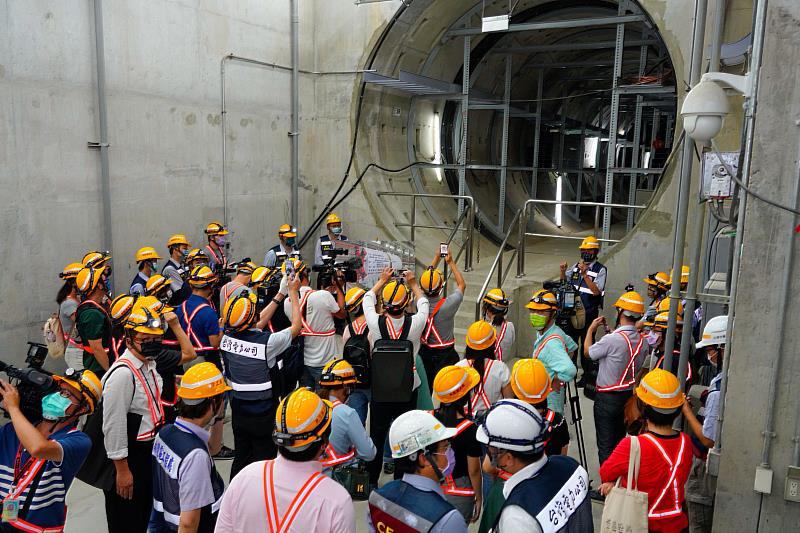 「松湖~大安線」地下洞道路徑接連通過捷運忠孝敦化站連續壁、文湖線基樁、臺鐵及高鐵連續壁、基隆河堤防基樁等，依法只能從下方通過，因此洞道深度平均45公尺，最深達55公尺，成為都會區最深的地下洞道。圖為台電「松湖~大安」線洞道入口。