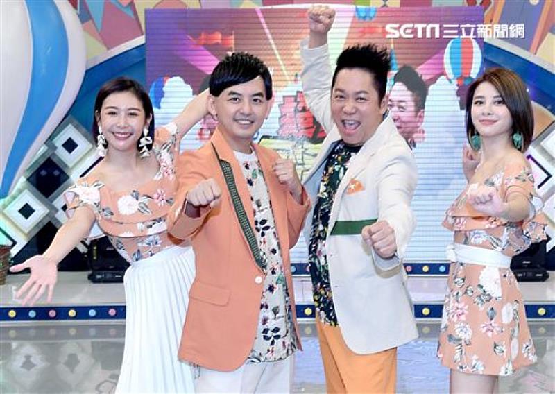 圖二：傑出校友黃子佼今年以《婚禮歌手》入圍【綜藝節目主持人獎】，與同為世新校友的曾國城精彩對壘（翻攝三立）