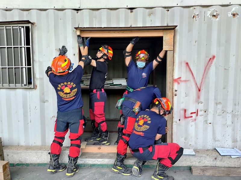 新北市政府消防局表示新北市特種搜救隊平時除負責轄內的一般災害搶救外，更肩負著各種重大特殊災害的第一線救災任務，其快速動員及專業救援能力深獲外界肯定，國內外如發生天災或重大意外事故也都看的到他們馳援的身影。