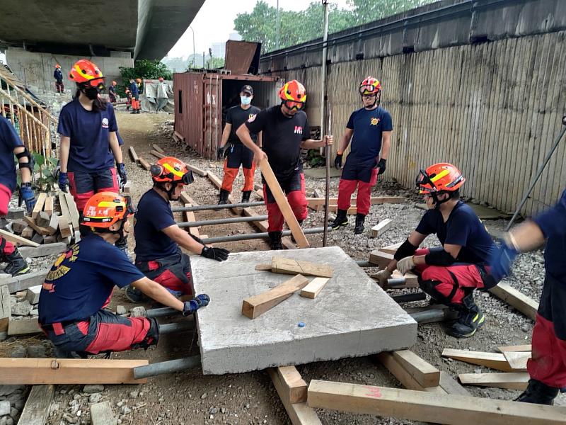 感謝義消特搜人員長期的付出與奉獻，消防局未來也將持續挹注資源來充實新型搜救器材、人員裝備與專精訓練，精進新北市快搜部隊的能力，讓市民能安心居住在新北市這個安全宜居城市。