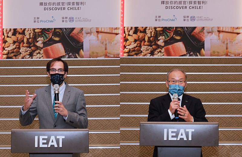 「2022年智利美食及飲品貿易媒合會」由智利商務辦事處處長Fernando Schmidt (左)與IEAT秘書長黃文榮(右)開幕致詞。
