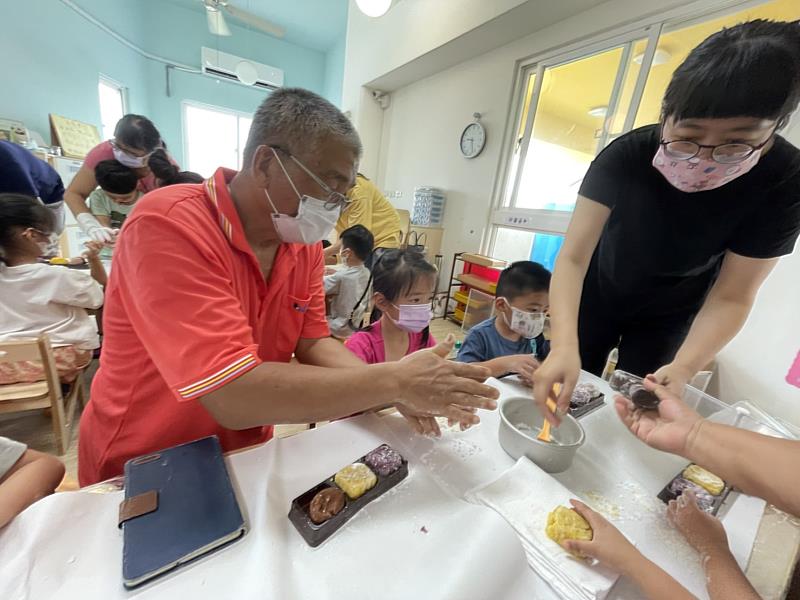 手作冰心月餅讓許多家長與孩子同樂