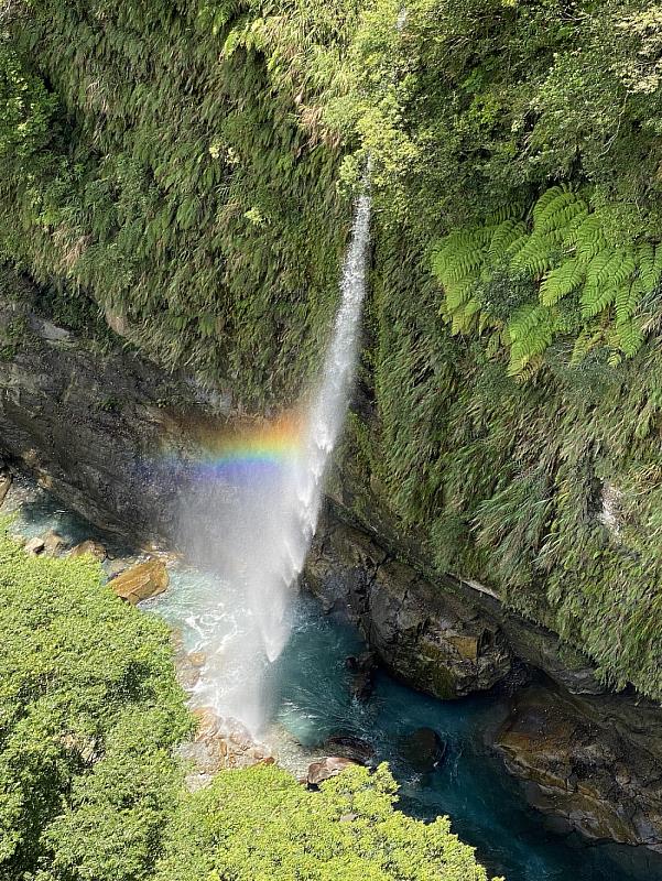 從龍銀吊橋上可俯瞰龍吟瀑布，如銀絲般的龍吟瀑布由高處凌空飛洩而下，氣勢相當壯觀。