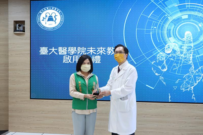 台大醫學院倪衍玄院長(右)致贈感謝牌給張榮發基金會鍾德美執行長(左)。