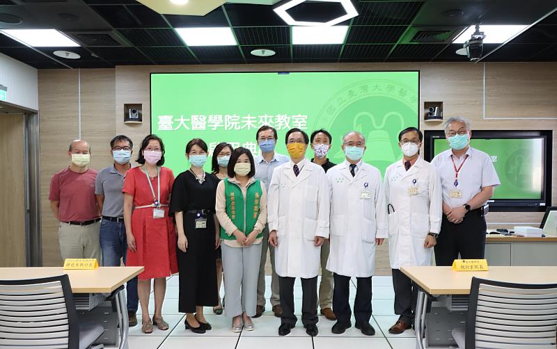 張榮發基金會受邀贊助台大醫學院建置「未來教室」，基金會鍾德美執行長(左五)、台大醫學院倪衍玄院長(右四) 、台大醫院吳明賢院長(右三)於啟用典禮上合影留念。