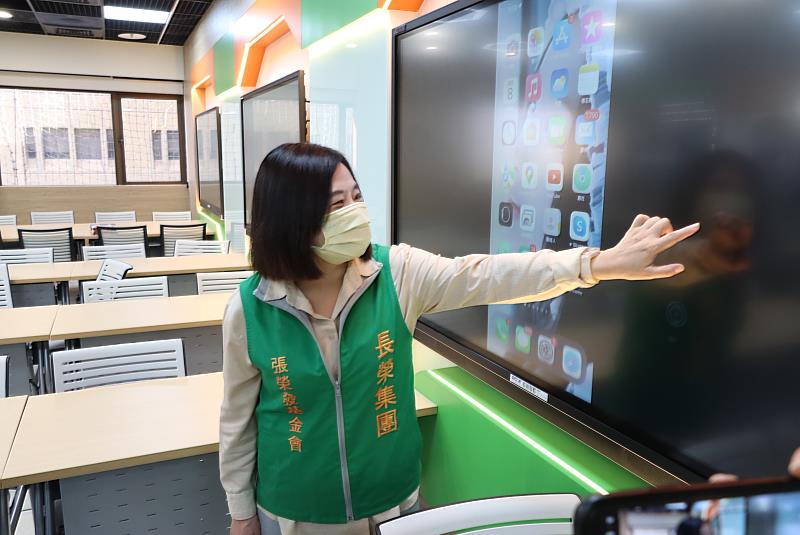 張榮發基金會鍾德美執行長現場實際體驗未來教室先進的科技設備。
