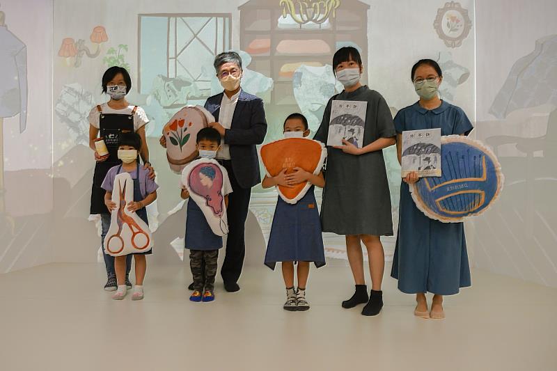 （前排）參與展演的小學徒；（後排左起）講師劉玉雯、臺文館館長蘇碩斌、插畫家王春子、編輯吳文君