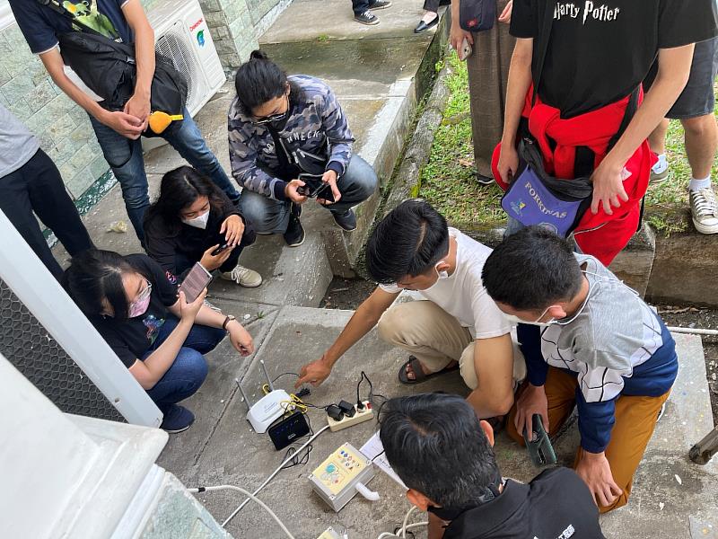 臺科大師生組成國際團隊赴越南裝設空汙監控