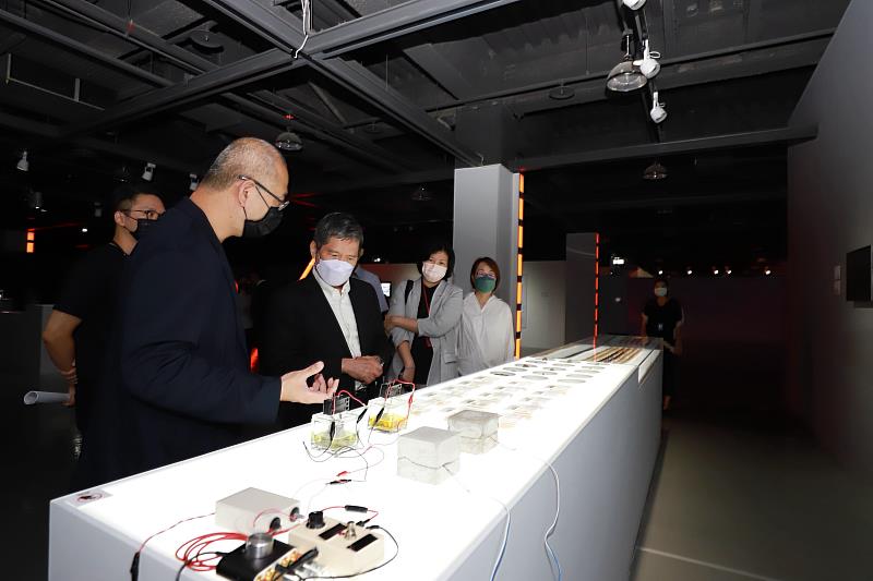 文化部長李永得(左2)參觀「2022文化部X桃園科技藝術節—前進之路」展場