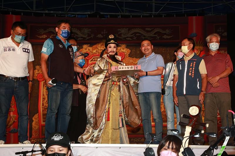 侯友宜市長致贈新莊拜拜必備「金牌酥」現場畫面