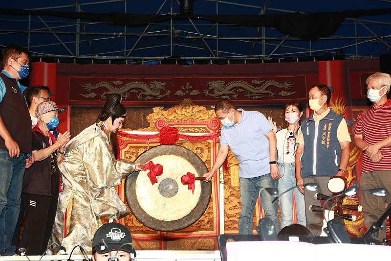 侯友宜市長與唐美雲老師「鳴鑼開演」儀式畫面
