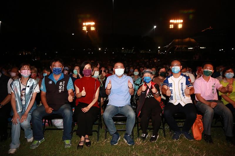 侯友宜市長與現場來賓台前合影畫面