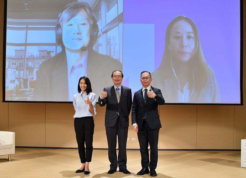 圖三 (右起)GRI大中華區負責人Verna Lin、勤業眾信聯合會計師事務所確信服務及永續發展服務負責人陳盈州、臺灣指數公司副總經理陳文練、華碩電腦永續管理部資深經理林佳瑩、企業永續發展協會秘書長莫冬立