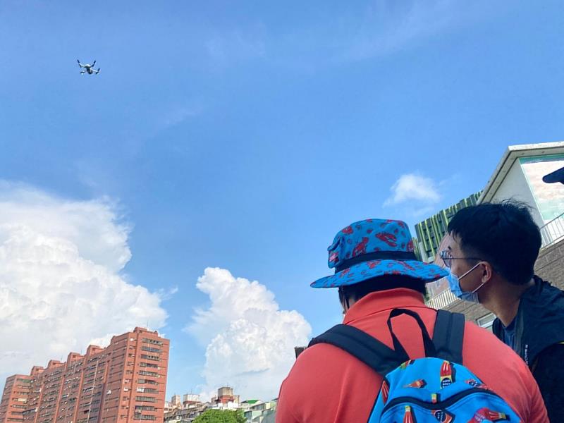 高科大環安系USR計畫以淨溪活動為號召，帶領民眾以行動保護河川保護。河川巡守活動不再侷限人力巡查，運用空拍機省時省力。圖為工作坊帶領學員體驗空拍機巡守河段。