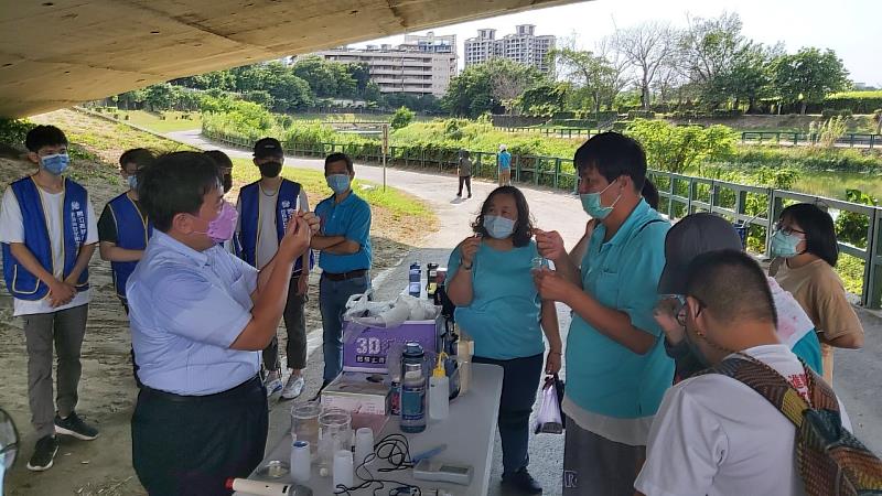 高科大環安系USR計畫「智慧守望，環境再生(e-WATCHER)」藉由工作坊連結至實地操作，前往後勁溪畔進行水質檢測實作流程，並說明後勁溪當日水質檢測數值(pH7.72；導電度1,168 μScm)，仍屬正常範圍值。