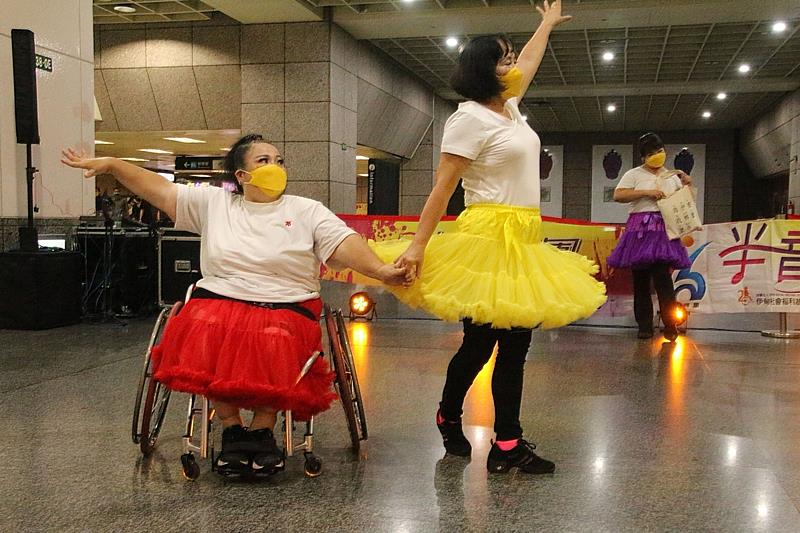 鳳梅姐（圖左）從舞蹈中找回自信，在舞台上散發獨特生命色彩。