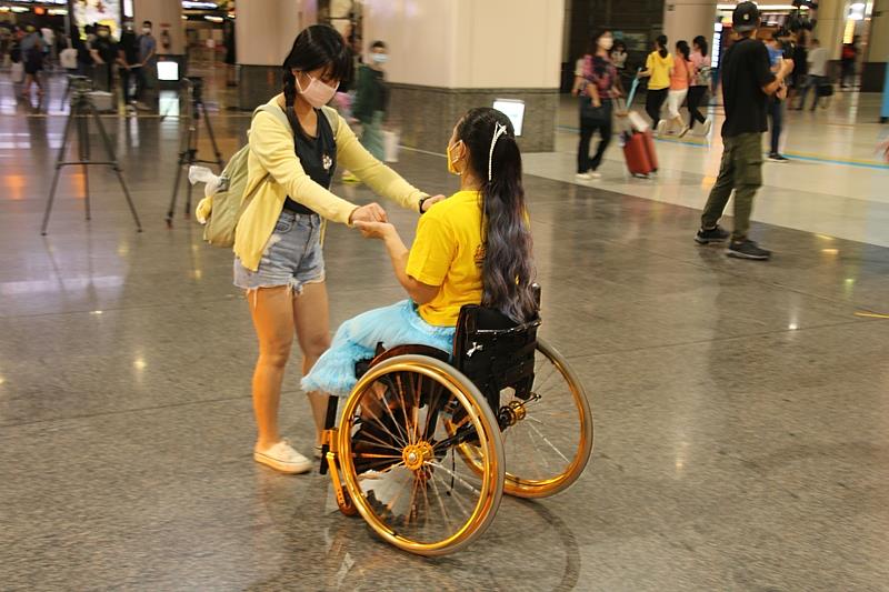 透過輪椅舞蹈體驗活動，讓民眾更認識身障朋友，同時也能體會到外出的不便。