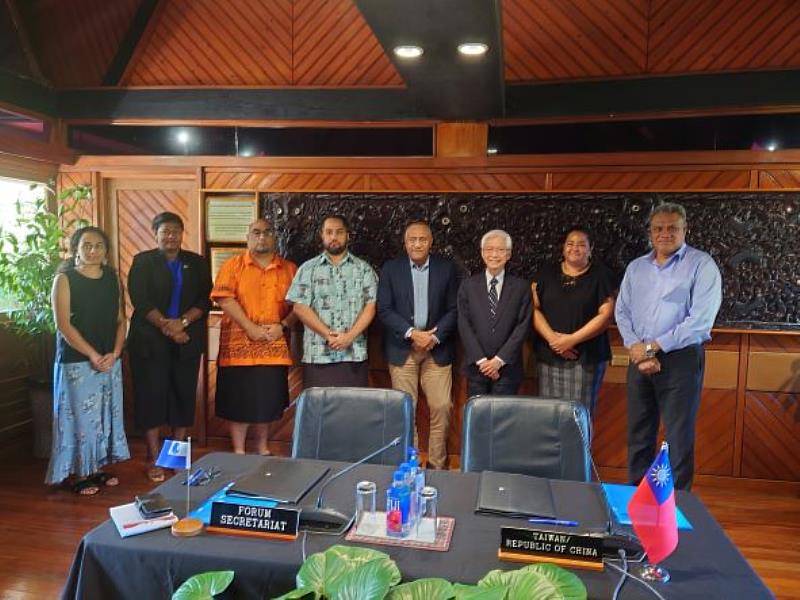 周代表與代理秘書長Dr. Manoni及秘書處人員合影