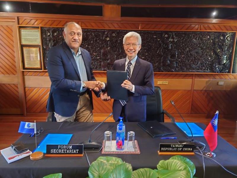 周代表與代理秘書長Dr. Manoni簽署協定後合影