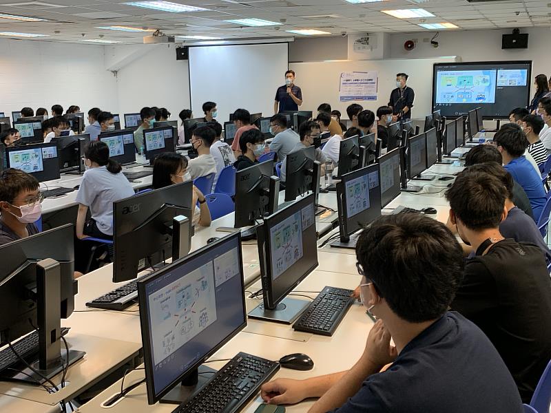 前瞻人才培育工作坊，結合遠傳電信與台灣微軟三方，將微軟的國際課程與技術認證引入校園