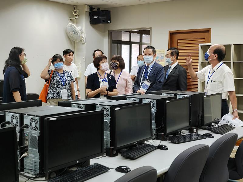 考選部視察臺南護專電腦教室設備