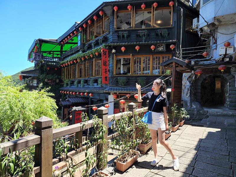 陳虹汶運用永慶的「彈性工作8小時」制度，每個月都能提早安排休假出遊，為自己充電。圖/永慶房屋提供