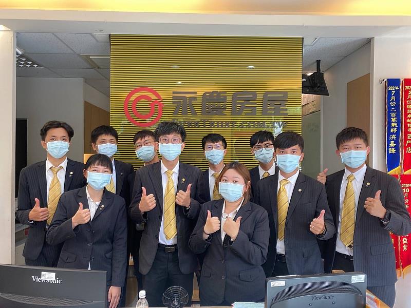 團隊共戰精神深植永慶房屋的企業文化，學長姐都會主動指導業務新人，讓陳虹汶(前排左一)能快速上手業務工作。圖/永慶房屋提供